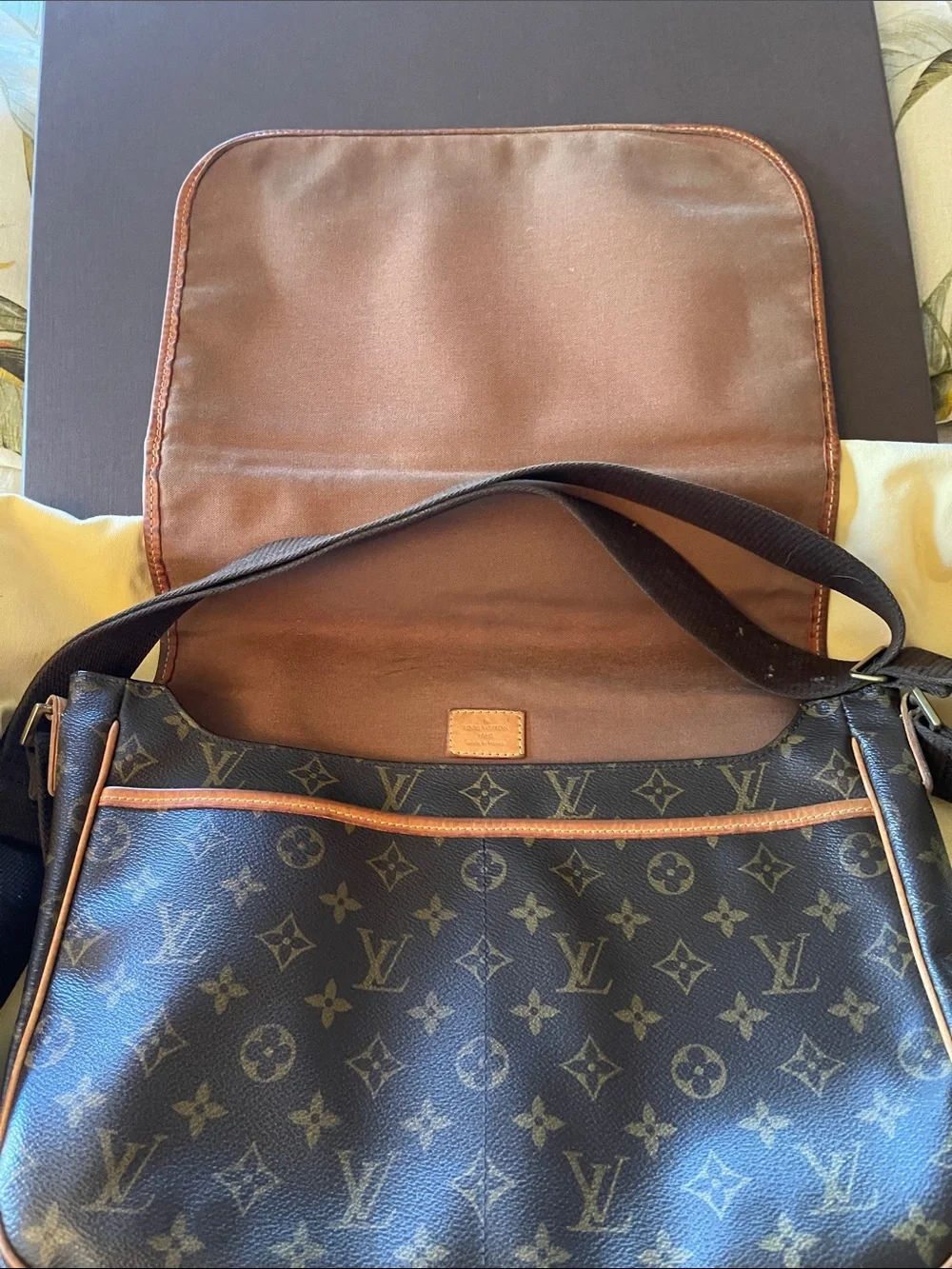 Authentic Louis Vuitton Monogram Canvas Crossbody Messenger Bag in Brown: Unisex